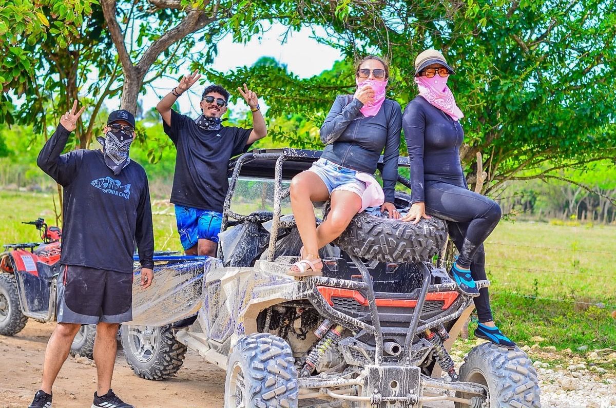 Un grupo de viajeros posando junto a su buggy al final de la ruta
