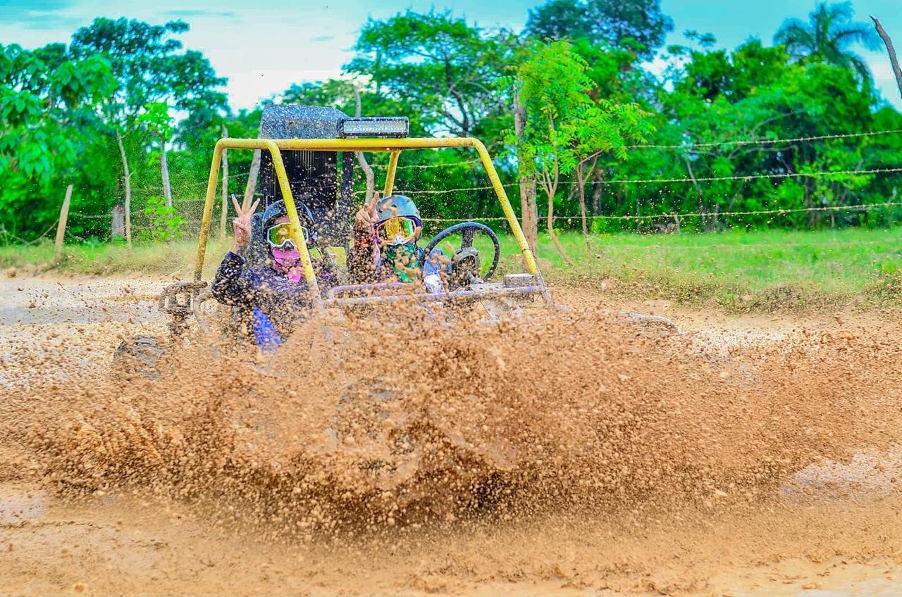 Buggy levantando una cortina de barro en pleno campo