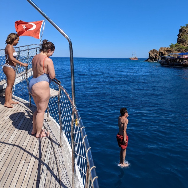Bañistas lanzándose al agua desde la cubierta