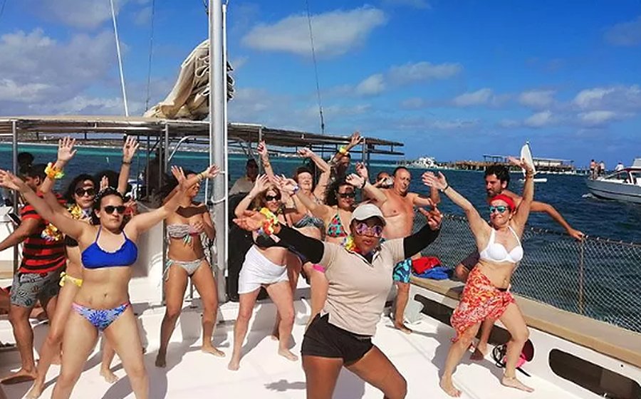Un grupo baila en cubierta con la animadora