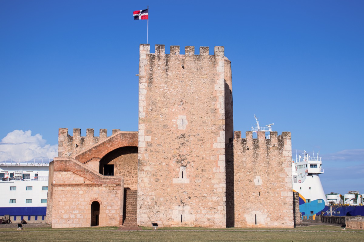 La Torre del Homenaje de la Fortaleza Ozama, con la bandera dominicana
