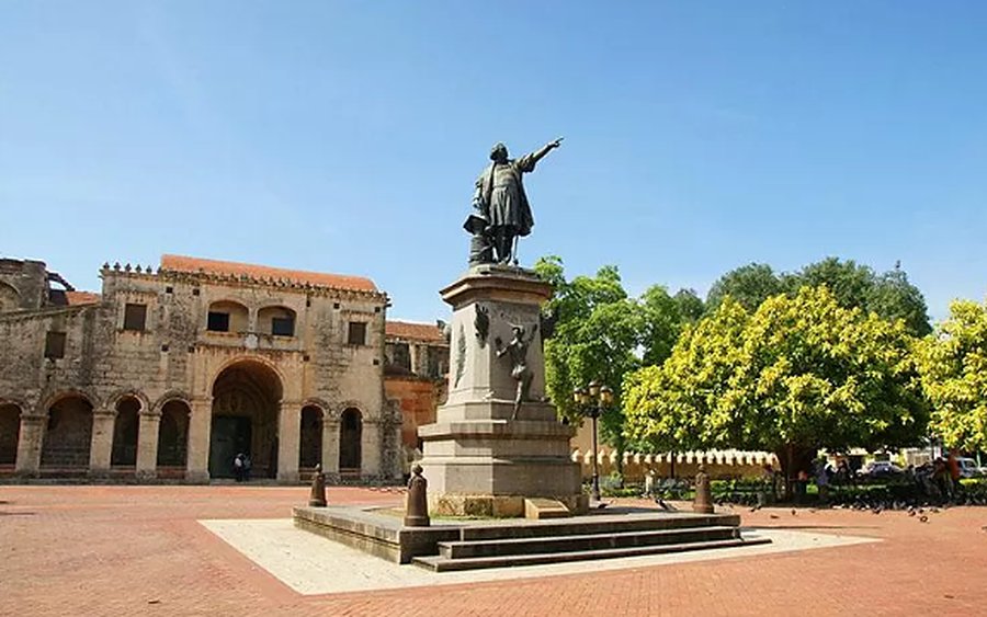 Estatua de Colón en el parque, frente a la catedral
