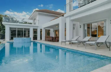 Fachada trasera de la villa principal con su piscina