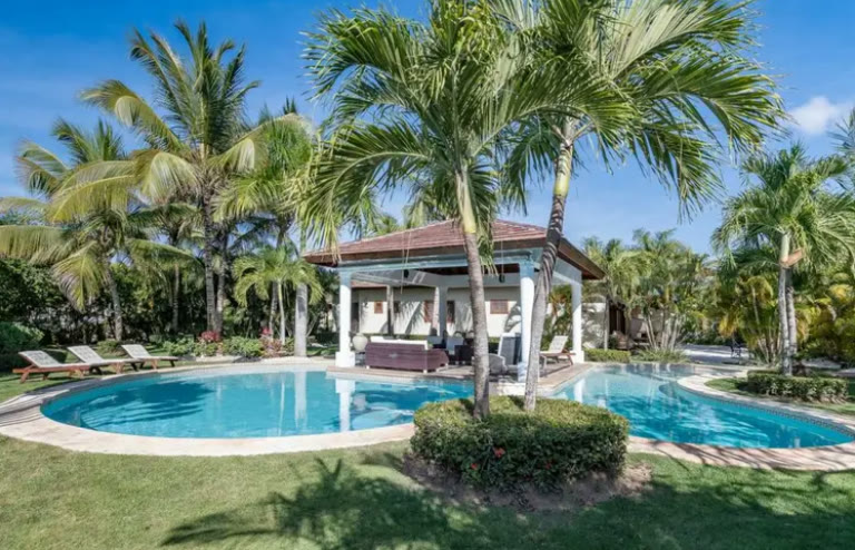 La segunda villa, con su piscina y el gazebo entre palmeras