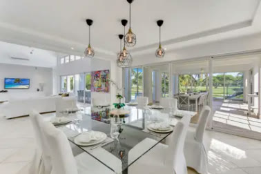 Comedor interior con lámparas colgantes