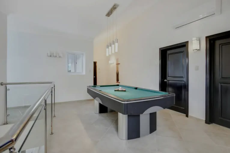 Sala con mesa de billar