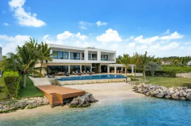 La villa vista desde el agua, con su piscina