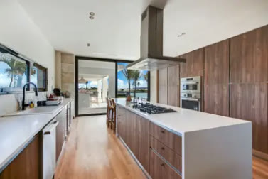 Cocina de madera con isla y encimera blanca