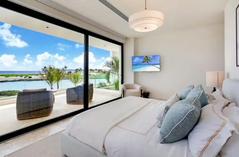 Dormitorio con salida a la terraza y vista a la laguna