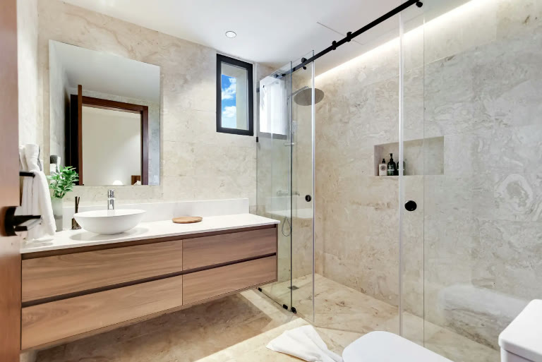 Baño con ducha de obra y doble lavabo