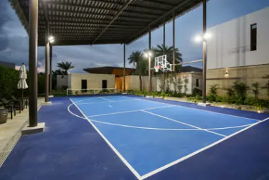 Cancha de baloncesto iluminada dentro de la propiedad