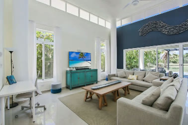 Salón con televisor y pared azul
