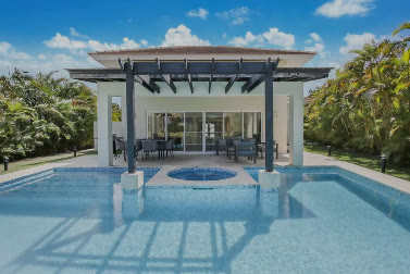 Piscina con la pérgola y el comedor exterior