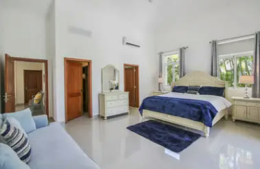 Dormitorio principal con alfombra azul
