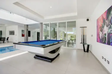 Sala de juegos con mesa de billar