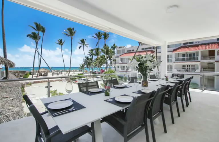 Comedor de doce plazas con vista al mar