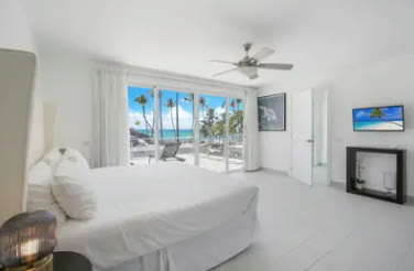 Dormitorio con salida a la terraza y vista al mar