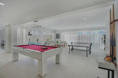 Sala de juegos con mesa de billar y futbolín