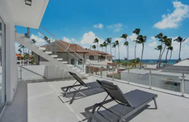 Terraza con tumbonas sobre la playa