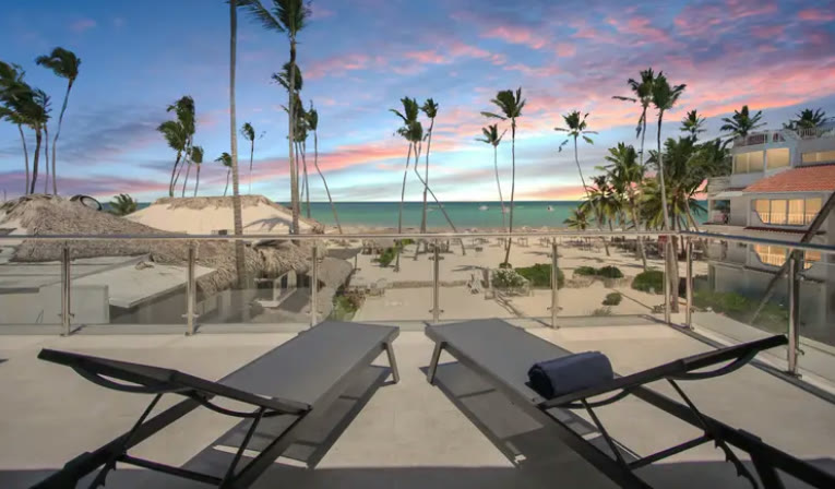 Atardecer desde la terraza, con las palmeras de la playa